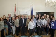 Gruppenfoto mit allen VeranstaltungsteilnehmerInnen und Bundesratspräsident Karl Bader (V) (Mitte links)