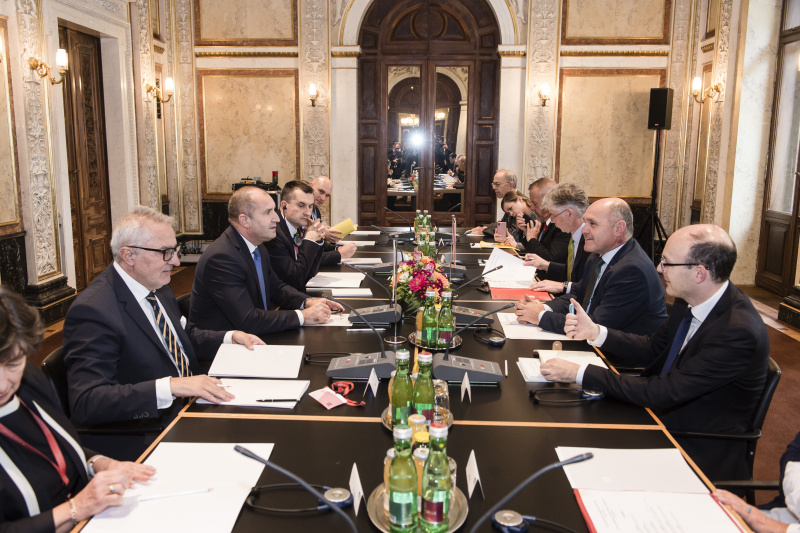 Rechte Tischhälfte mitte: Nationalratspräsident Wolfgang Sobotka (V) mit österreichischer Delegation. Linke Tischhälfte mitte: Präsidenten der Republik Bulgarien Rumen Radev mit bulgarischer Delegation