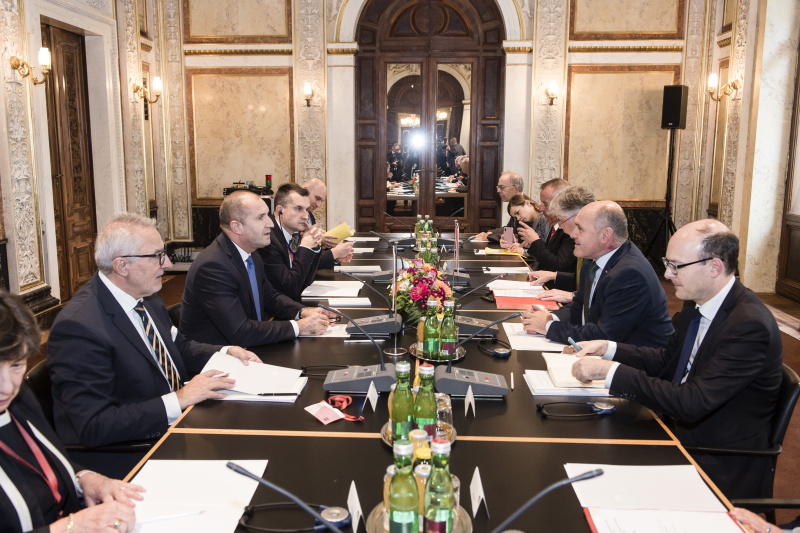 Rechte Tischhälfte mitte: Nationalratspräsident Wolfgang Sobotka (V) mit österreichischer Delegation. Linke Tischhälfte mitte: Präsidenten der Republik Bulgarien Rumen Radev mit bulgarischer Delegation