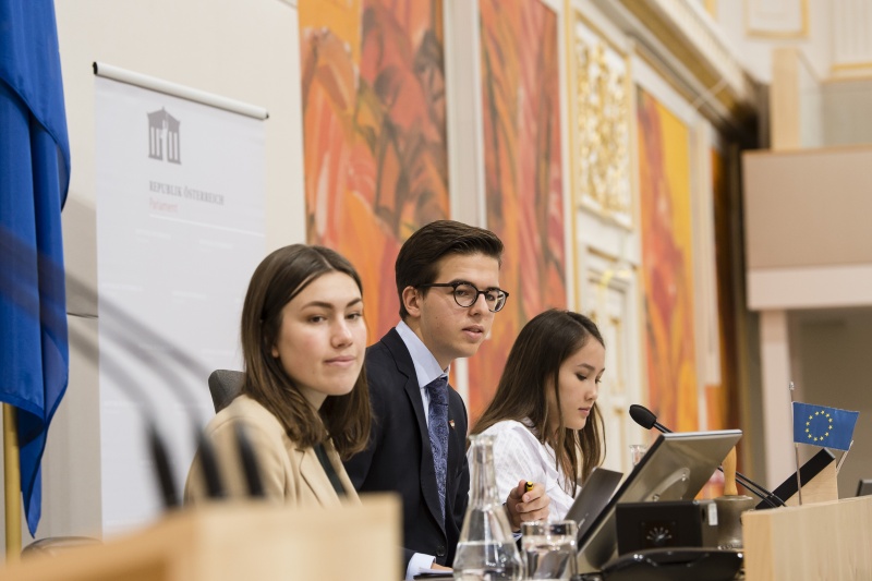 Blick Richtung VeranstaltungsteilnehmerInnen bei der Vorsitzführung am Präsidium