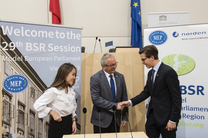 Bundesratspräsident Karl Bader (V) mit VeranstaltungsteilnehmerInnen