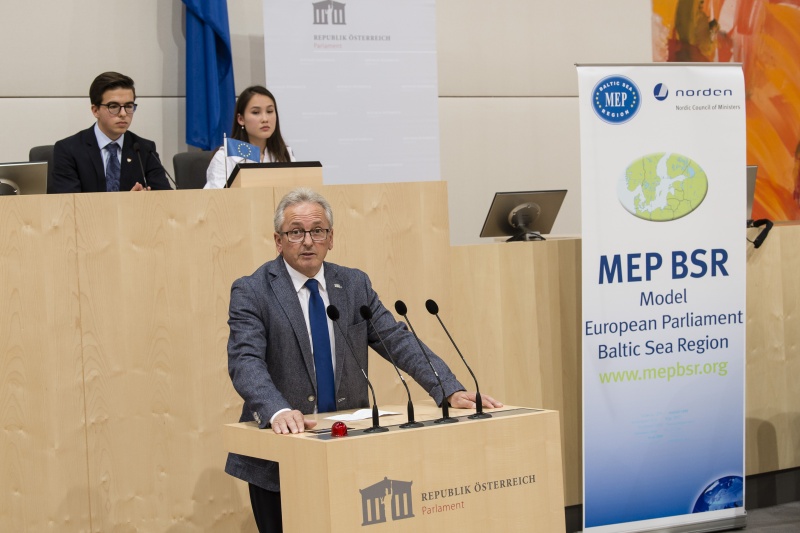 Am Rednerpult: Bundesratspräsident Karl Bader (V)