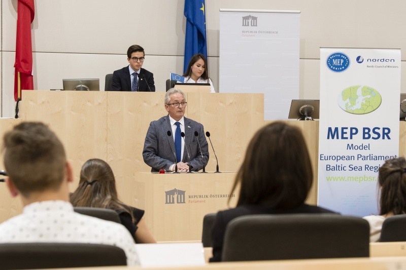 Am Rednerpult: Bundesratspräsident Karl Bader (V)