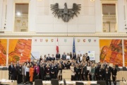 Gruppenfoto mit allen TeilnehmerInnen. Am Präsidium: Bundesratspräsident Karl Bader (V) mit VeranstaltungsteilnehmerInnen