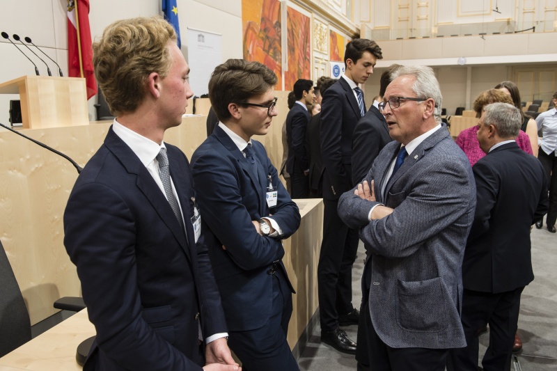 Von rechts: Bundesratspräsident Karl Bader (V) im Gespräch mit Veranstaltungsteilnehmern