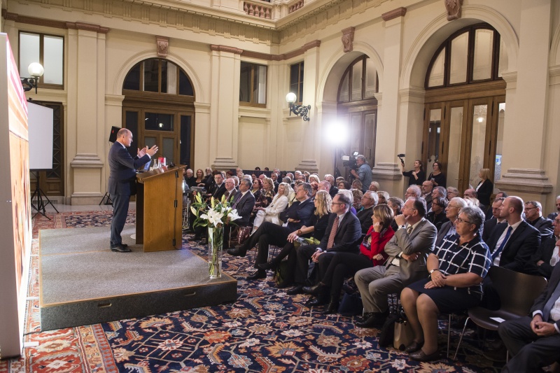 Am Rednerpult: Nationalratspräsident Wolfgang Sobotka (V). Blick Richtung VeranstaltungsteilnehmerInnen