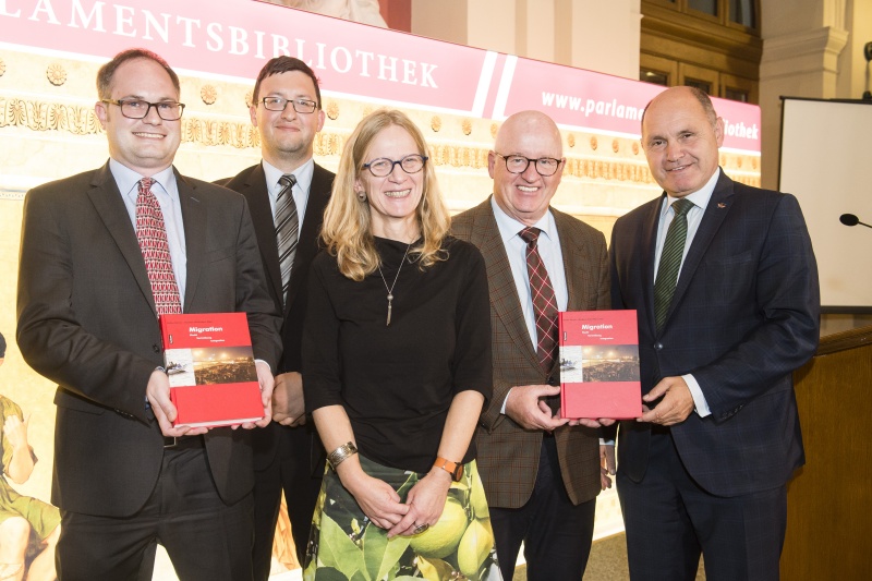 Von rechts: Nationalratspräsident Wolfgang Sobotka (V), Buchherausgeber Stefan Karner, Christiane Hintermann, Dieter Bacher, Maximilian Graf