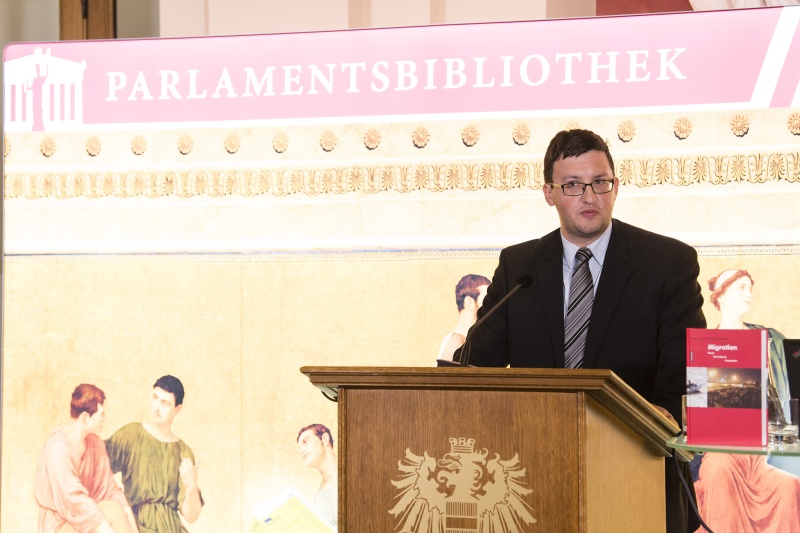 Am Rednerpult: Dieter Bacher