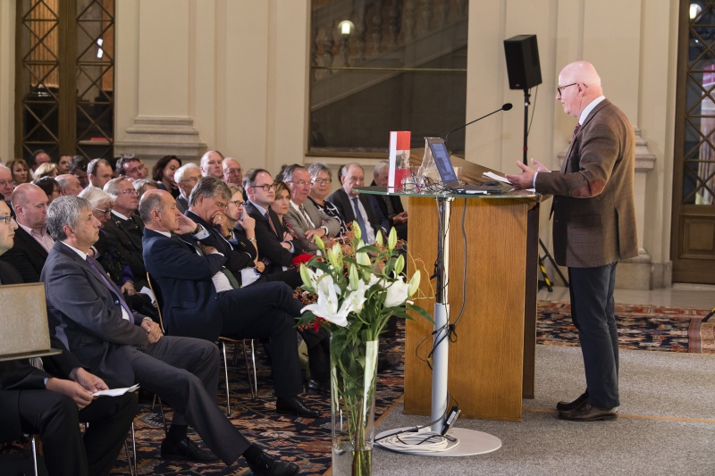 Am Rednerpult: Buchherausgeber Stefan Karner. Blick Richtung VeranstaltungsteilnehmerInnen