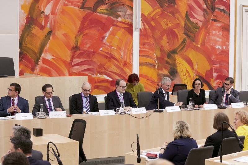 ReferentInnen auf Regierungsbank von links: Mario Kölling, Stefan Seidendorf, Rudolf Hermann, Stephan Marik-Lebeck, Karl Wilfing, Ulrike Rauch-Keschmann, Martin Sonntag