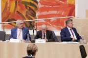 ReferentInnen auf Regierungsbank von links: Alfred Riedl, Peter Bußjäger, Günther Steinkellner