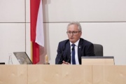 Am Präsidium Bundesratspräsident Karl Bader (V)