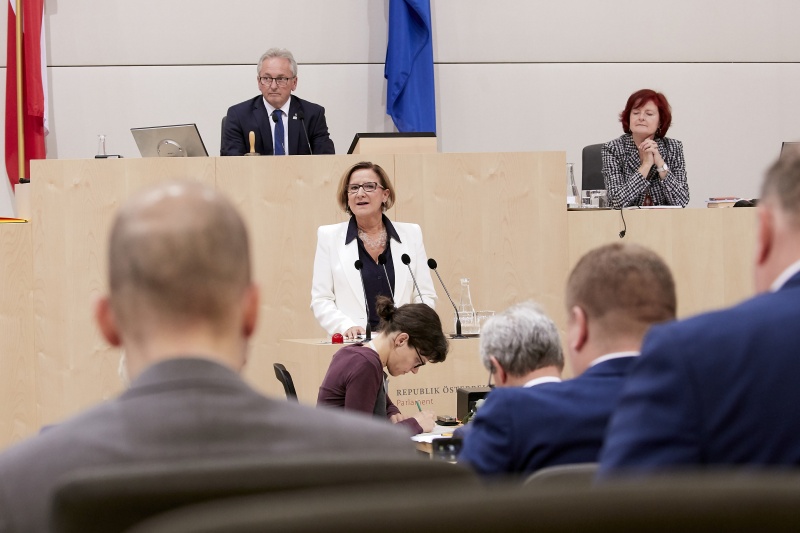 Landeshauptfrau von Niederösterreich Johanna Mikl-Leitner bei ihrer Erklärung am Rednerpult