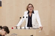 Landeshauptfrau von Niederösterreich Johanna Mikl-Leitner bei ihrer Erklärung am Rednerpult