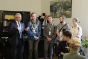 Bundesratspräsident Karl Bader (V) im Gespräch mit SchülerInnen des Gymnasiums Lilienfeld