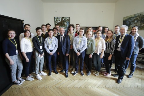 Gruppenfoto mit Bundesratspräsident Karl Bader (V) und SchülerInnen des Gymnasiums Lilienfeld