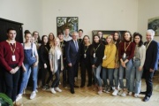 Gruppenfoto mit Bundesratspräsident Karl Bader (V) und SchülerInnen des Gymnasiums Lilienfeld