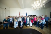 Gruppenfoto mit Bundesratspräsident Karl Bader (V) und allen VeranstaltungsteilnehmerInnen