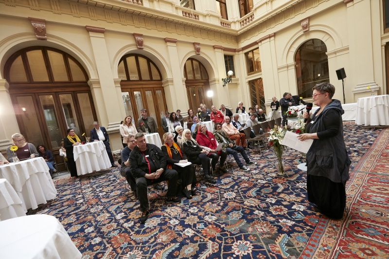 Moderation durch Michaela Moser Armutskonferenz. Blick Richtung VeranstaltungsteilnehmerInnen