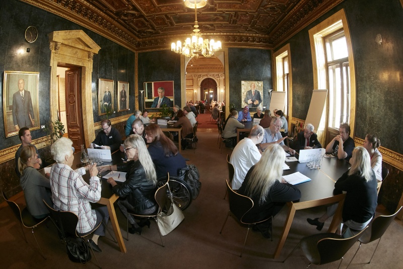 Diskussionsrunden an den Weltcafe-Tischen