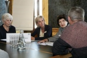 Nationalratsabgeordnete Gabriela Schwarz (V) (2. von links) mit VeranstaltungsteilnehmerInnen