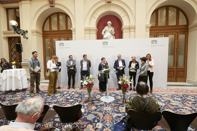 Von rechts: Nationalratsabgeordnete Dagmar Belakowitsch (F), Kurzstatement Erika Winkler BMASGK, Nationalratsabgeordnete Gabriela Schwarz (V), Nationalratsabgeordneter Alois Stöger (S), Michaela Moser Armutskonferenz, Peter Stanzl Stadt Wien MA40, Kurzstatement Günter Schuster Sozialministeriumsservice, Kurzstatement Gudrun Braunegger-Kallinger Fonds Gesundes Österreich, Kurzstatement Sibylle Hamann Die Grünen, Kurzstatement Alexander Warzilek Österreichischer Presserat