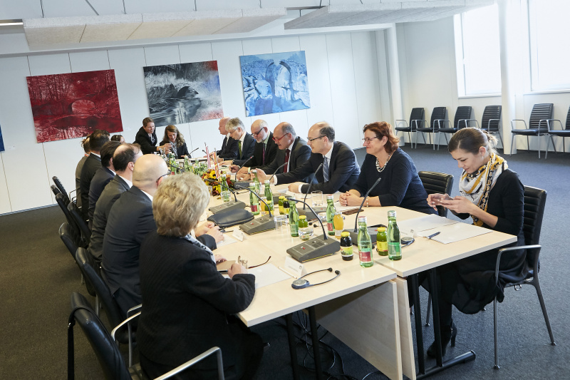Aussprache. Linke Seite: Nordmazedonische Delegation. Rechte Seite: Österreichische Delegation unter der Leitung von  Nationalratspräsident Wolfgang Sobotka (V) (4. von rechts)