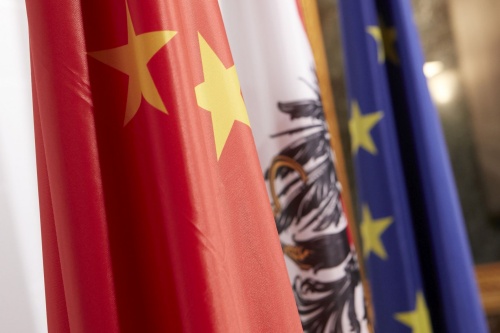 Fahnen von China, Österreich und EU