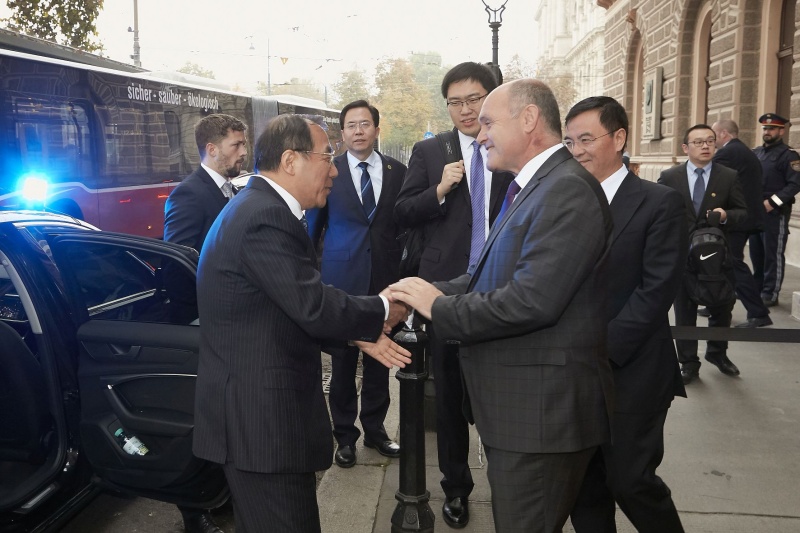 Empfang vor dem Palais Epstein. Von rechts: Nationalratspräsident Wolfgang Sobotka (V), Xiaodu Yang, Mitglied des Politbüros des Zentralkomitees der KP Chinas