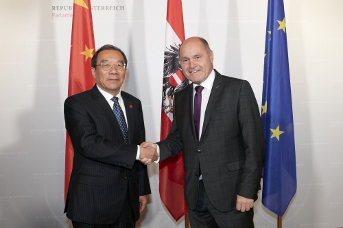 Von rechts: Nationalratspräsident Wolfgang Sobotka (V), Xiaodu Yang, Mitglied des Politbüros des Zentralkomitees der KP Chinas