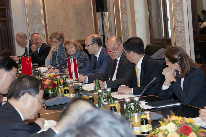 Aussprache. Rechte Seite: Nationalratsabgeordnete Maria Theresia Niss (V), Nationalratspräsident Wolfgang Sobotka (V), Nationalratsabgeordnete Ruth Becher (S), Nationalratsabgeordnete Stephanie Krisper (N)