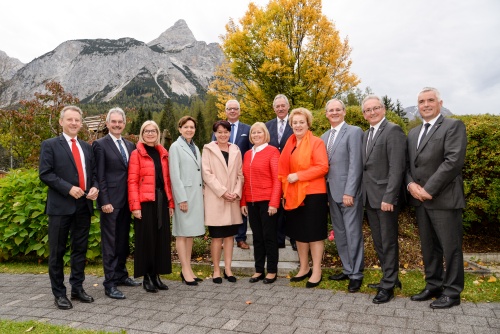 Gruppenfoto mit Bundesratspräsident Karl Bader (V) (2. von rechts) und den Teilnehmenden LandtagspräsidentInnen