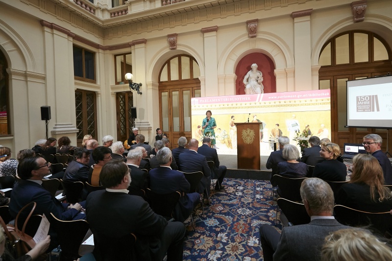 Einleitende Worte von Elisabeth Dietrich-Schulz Direktorin der Parlamentsbibliothek. Blick Richtung VeranstaltungsteilnehmerInnen