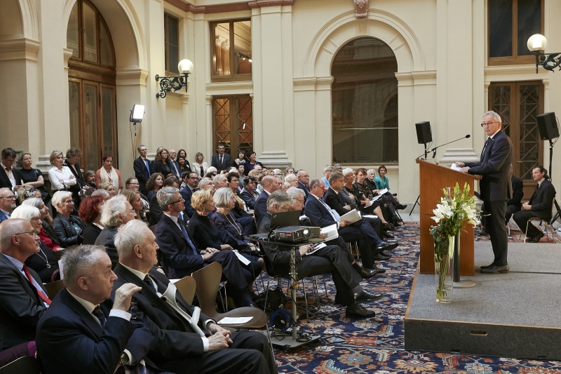 Eröffnung durch Bundesratspräsident Karl Bader (V) ma Rednerpult. Blick Richtung VeranstaltungsteilnehmerInnen