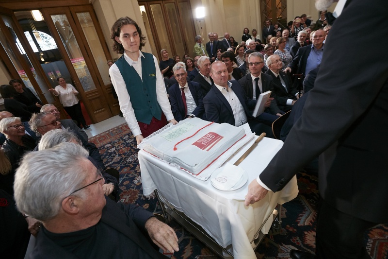 Jubiläumstorte wird gebracht