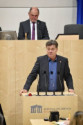 Klubobmann Werner Kogler (G) am Rednerpult. Am Präsidium Nationalratspräsident Wolfgang Sobotka (V)