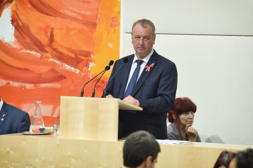 Ntionalratsabgeordneter Wolfgang Zanger (F) beim verlesen der Namensliste zur Abstimmung