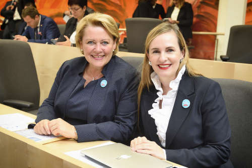 Von links die Nationalratsabgeordneten Getraud Salzmann (V) und Maria Großbauer (V) vor Sitzungsbeginn