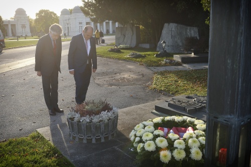 Von links: Parlamentsdirektor Harald Dossi, Nationalratspräsident Wolfgang Sobotka (V) an den Gräbern der verstorbenen NationalratspräsidentInnen