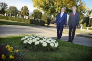 Von links: Nationalratspräsident Wolfgang Sobotka (V), Parlamentsdirektor Harald Dossi an den Gräbern der verstorbenen NationalratspräsidentInnen
