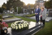Von links: Nationalratspräsident Wolfgang Sobotka (V) und Edith Mock am Grab von Alois Mock