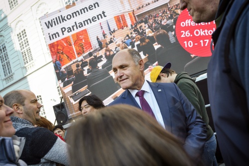 Nationalratspräsident Wolfgang Sobotka (V) mit BesucherInnen