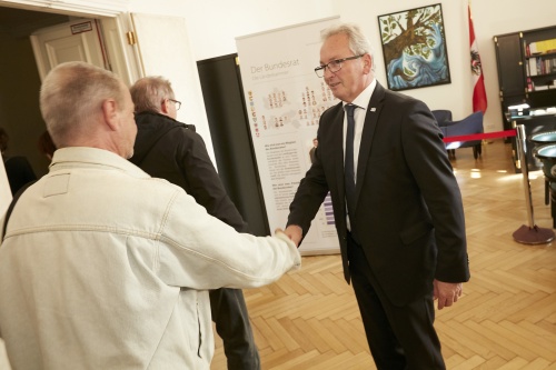 Bundesratspräsident Karl Bader (V) begrüßt die BesucherInnen in seinen Amtsräumen