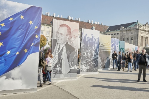 BesucherInnen am Heldenplatz bei der Europaausstellung