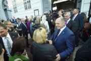 Nationalratspräsident Wolfgang Sobotka (V) mit BesucherInnen