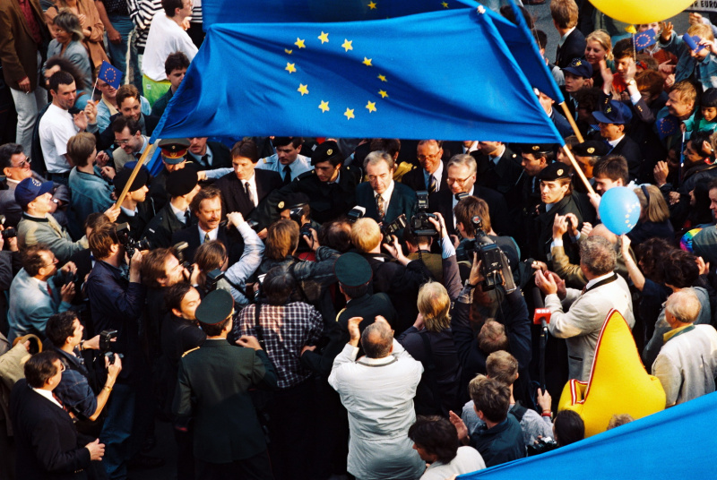 Sonntag, den 12. Juni 1994 fand in Österreich die Volksabstimmung zum Beitritt Österreichs zur Europäischen Union als Mitglied statt. Im Bild: Außenminister Alois Mock (V) und Vizekanzler Erhard Busek (V) bei einer Feier auf dem Ballhausplatz in Wien.