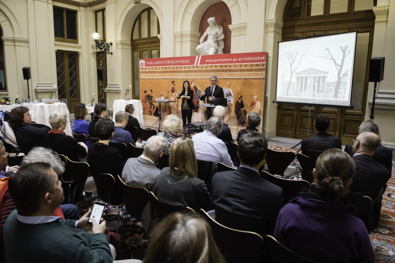 Am Rednerpult: Parlamentsvizedirektor Alexis Wintoniak. Blick Richtung VeranstaltungsteilnehmerInnen