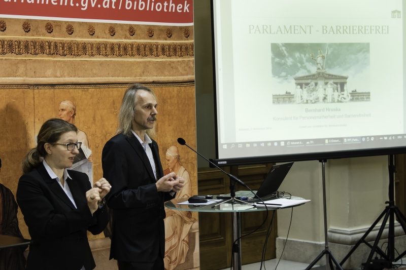 Am Rednerpult: Bernhard Hruska