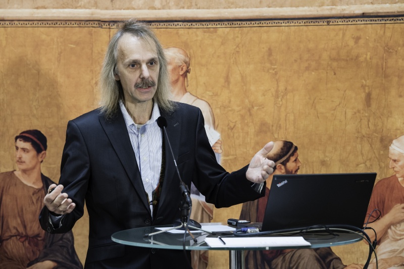 Am Rednerpult: Bernhard Hruska