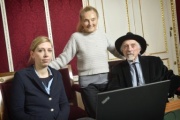 Von links: Mitarbeiterin der Parlamentsdirektion, Erni Mangold, Arik Brauer